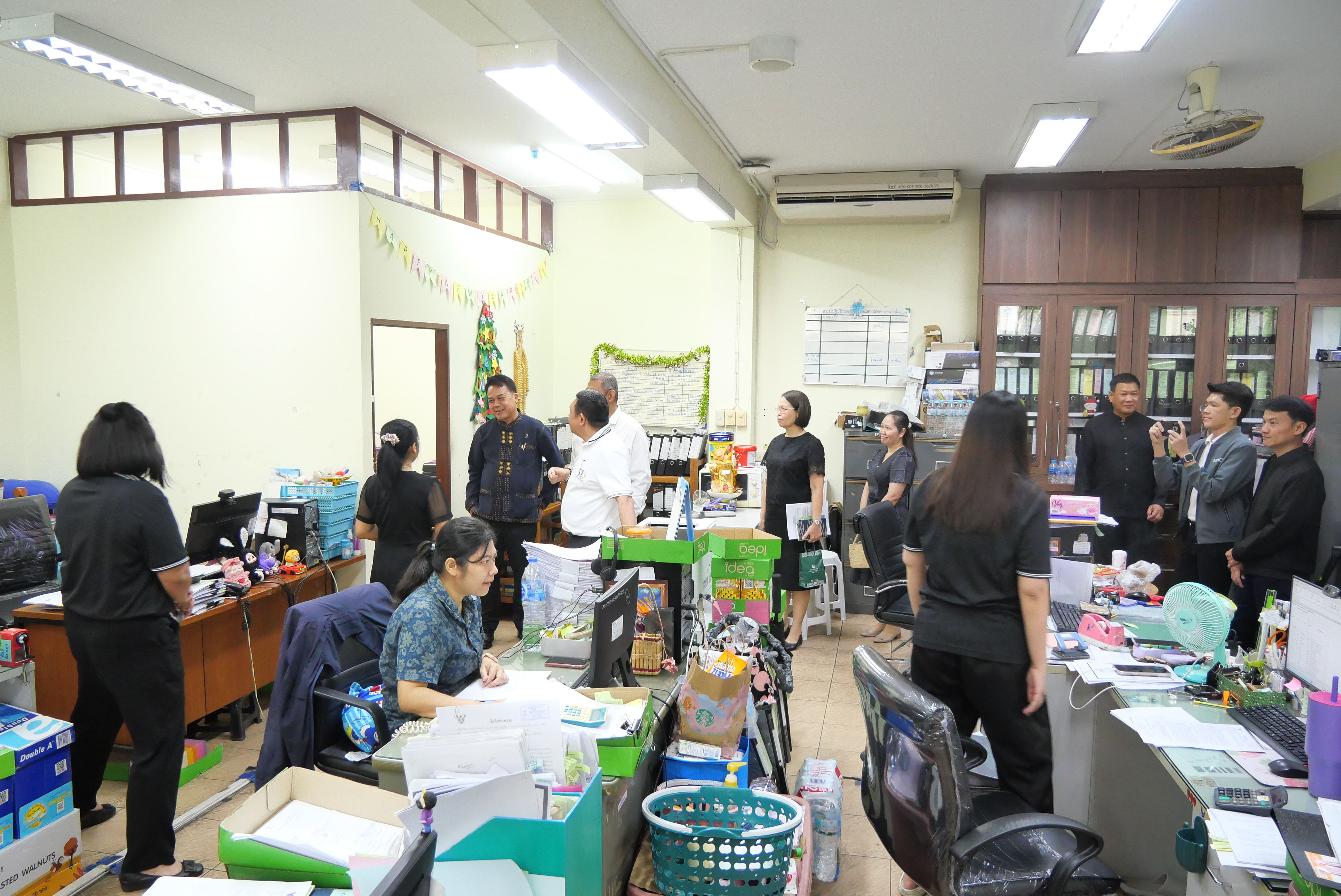 title - เลขาธิการ ส.ป.ก. ตรวจเยี่ยมบุคลากร ส.ป.ก. ถนนราชดำเนินนอก